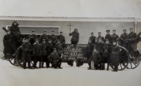 Tatínek pamětníka Franz Josef Plischke sloužil základní vojenskou službu v československé armádě v Mukačevu na Podkarpatské Rusi u 112. dělostřeleckého pluku, rok 1927 – 100 dní do konce vojny