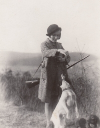 Maminka Květoslava Podlipná, rozená Hodanová, vnučka lesáka, v Bečově