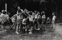 Hodina tělocviku v první třídě s paní učitelkou Randákovou. Sokolovna v Plzni - Nové Hospodě roku 1954