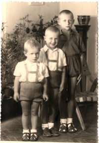 Karel Eliáš se svými bratry (zleva František, Pavel a Karel); 1951