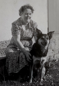 Maminka s vlčákem, se kterým bydleli v továrně v Bílém Potoce do roku 1965 