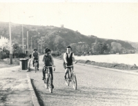 Rodina na cyklovýletě v Podbabě – vepředu bratr Jan s matkou, vzadu otec. Fotografii pořídil Ondřej Vaculík, 1970