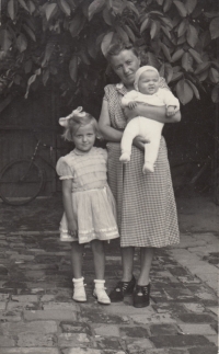 Hana Horodyská (vlevo) se svou maminkou Zdeňkou Lhotskou a sestrou Jaroslavou, 1953