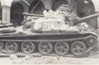 Sovětský tank poté, co najel do domu a do lidí na náměstí Bojovníků za mír (dnes Edvarda Beneše), Liberec, 21. srpna 1968