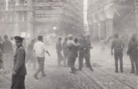 Vystrašení lidé na náměstí Bojovníků za mír (dnes Edvarda Beneše), Liberec, 21. srpna 1968