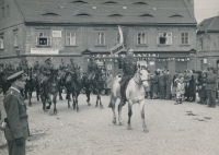 Josef Vozáb starší (na černém koni v první řadě uprostřed) na vojenské přehlídce československé východní armády, nejspíš Žatec, 1945