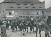 Josef Vozáb starší (na černém koni uprostřed) na vojenské přehlídce československé východní armády, nejspíš Žatec, 1945