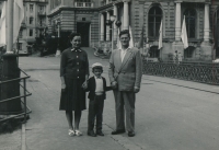 Josef Vozáb s rodiči Rozálií a Josefem Vozábovými, Karlovy Vary, 1960/1961