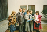 Jaroslava Hoťová s rodinou po své promoci – zleva dcera, manžel, syn, matka, Karolinum, Praha, 1998