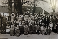 Mysločovičtí se loučí se zvony z kostela Nejsv. Trojice, 25. března 1942