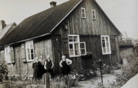 Babička a děda Tandlerovi před domkem v Katzwangu pod Norimberkem, 1957