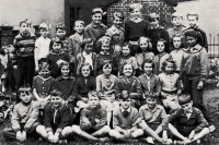 Photograph from the municipal school, the witness is in the middle of the photograph, on the right stands a classmate 2 years older, later known as the singer Sally Salling. Pilsen in 1958
