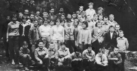 Commemorative photos from a trip to the Moravský kras with a class of a municipal school. On the photo is the teacher Jaromír Hanžlík (top left), below him stands a classmate - young prince František Lobkowicz from Křimice, the witness is in the bottom row (third from the right). Moravian Karst, taken in 1962
