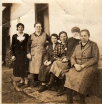 Babička Agnes Schnaubeltová s dcerami Annou, Elizabeth, Bertou a Marie v roce 1934 v osadě Šentál