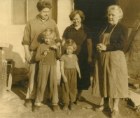      S rodiči, starší sestrou Dorotou a babičkou Julií, Markéta zleva druhá vpředu, Praha-Podbaba, 1956
