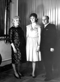 Helena Sallakuová with her parents / prom / Karlovy Vary / 1955