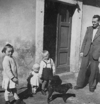 Libuše Jahodová (first from left) with her father and brother in Rudolfov in 1946