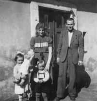 Witness with her parents and brother in Rudolfov in 1946