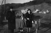 Libuše Jahodová with her family in Rudolfov in autumn 1946