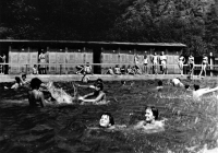 Helena Sallakuová se sestrou Blaženou vpředu / Praha koupaliště v Šárce / 1963