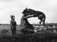 Arnošt Obrusník při výcviku německého ovčáka nad Kozmicemi v roce 1965. Vlevo stojí dcera Karla 