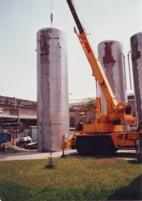 Kovové silážní věže v pekárně v Dolním Benešově. Instalace v 90. letech dvacátého století