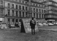 Vladimír "Chroust" Procházka ml. před nápisem "Lepší Šejna v Americe, nežli Rusák v republice", Gottwaldovo náměstí, 23. srpna 1968