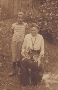 Otec pamětnice František Chládek se svojí adoptivní matkou, 1917