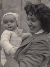 Anna Vaňatová se synem Petrem po tajném křtu ve Žďáru u Doks, 1960