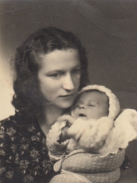 Babička Tamara Heliksová s maminkou Hany Fukanové, Věrou, Hrabišín, 1949