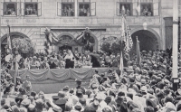 Manifestace zemědělského lidu v Kroměříži v roce 1923, Ludmila Coufalová stojí uprostřed za řečnickým stolem