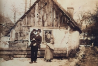 Prarodiče Jiřího Stehlíka z matčiny strany Alžběta a Antonín Brožkovi na fotografii z roku 1912 (babička pamětníka drží v náručí jeho maminku Boženu)