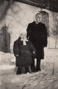 Rajisa Kamlerová s bratrancem, poslední den na Volyni před odjezdem do Československa, 1947