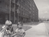 Jiří Podlipný jako malý chlapec se svou maminkou Květoslavou na rozestavěném sídlišti v Tuhnicích v Karlových Varech, na fotografii je v dálce vidět nákupní centrum Meteor