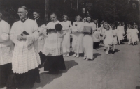 Průvod na první mši svaté z Předboře do kostela v Lukách novokněze Karla Šindeláře z roku 1942