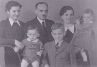 1937. Zleva shora - sestra Gabriela, otec František, matka Marie s Alenkou Schauerovou v náručí. Zleva zdola - bratři Dušan a Milan Ryšánkovi