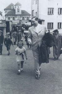 Věra Egermayerová with her father after the war