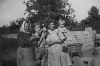 Building a new house at Hálkova 23; grandmother, sister, mother, sister