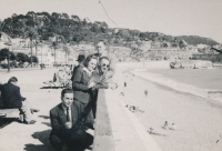 Uprostřed fotografie Anna Vlková, matka Zuzany Bílkové, Nice, Francie, 1948