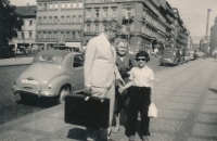 S babičkou a otcem, Praha, červen 1960