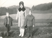 Pavel Veleman (vlevo) s matkou Jitkou a bratrem Tomášem, cca 1975