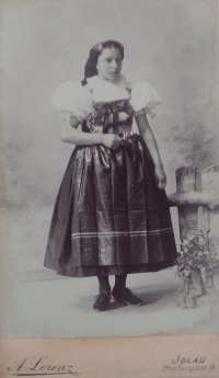 Mladá dívka v jihlavském svátečním kroji 1850-1900