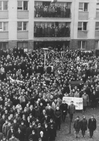 Akce k přejmenování studentských kolejí VŠZ na Kohoutově ulici na koleje Jana Palacha. Pamětník druhý vlevo od levého horního rohu transparentu, 1969 