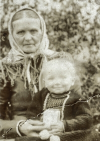 Otcova matka, rodačka z Životic, rozená Lebedová, provdaná za Klementa, vdova, provdaná za Jarolíma Najsra ze Slavkova, fotografie zřejmě z 30. let dvacátého století