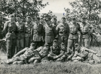 Základní vojenská služba v Záluží u Mostu v letech 1957–1959, vojín Antonín Najser stojící v řadě třetí zprava