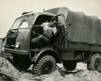 Antonín Najser jako armádní řidič Tatry T-805 v Záluží u Mostu v roce 1958