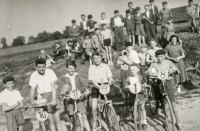 Druhý Večerkův trojúhelník, což byla dětmi pojmenovaná soutěž jízdy na kolech v terénu za "humny" ve Slavkově. Fotografie z roku 1955. 1. místo Bajgar (č. 10), 2. Jedlička (č. 11), 3. Šina (č. 9), 4. Berger (č. 1), 5. Zemek (č. 8)