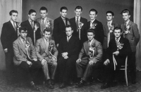 Odvedenci ze Slavkova z roku 1957. Zleva stojící: Josef Sporek, Josef Kostera, Jan Hymlár, Václav Šenk, Volf Šašek, Antonín Najser, Zdenek Berger a Jan Gorčica. Zleva sedící: Josef Stuchlík, Jiří Ráb, předseda MNV Alois Fus, Ladislav Hymlár a Jiří Vrbický