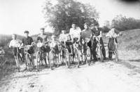 Druhý Večerkův trojúhelník, 1955. Závodníci: (2) Vl. Richter, (6) Rabinský L., (5) Morbitzer, (1) Berger, (8) Zemek, (10) Bajgar, (9) Šina, (7) Hrbáč, (11) Supa