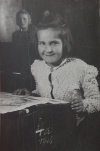 Růžena Hronová ve 4. třídě, 1946